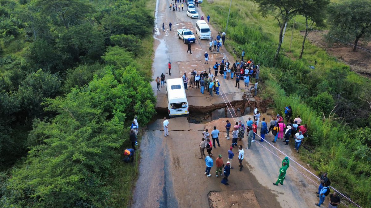 lnnocent191535's tweet photo. 🚧 Road closure alert!
🚨 The access road to Kgapane from R36 Mooketsi has collapsed.
Use Politsi road or Bolobedu Mokwakwaila route instead.
#Kgapane #RoadClosure
#Limpopo https://t.co/haXZk1qPSD