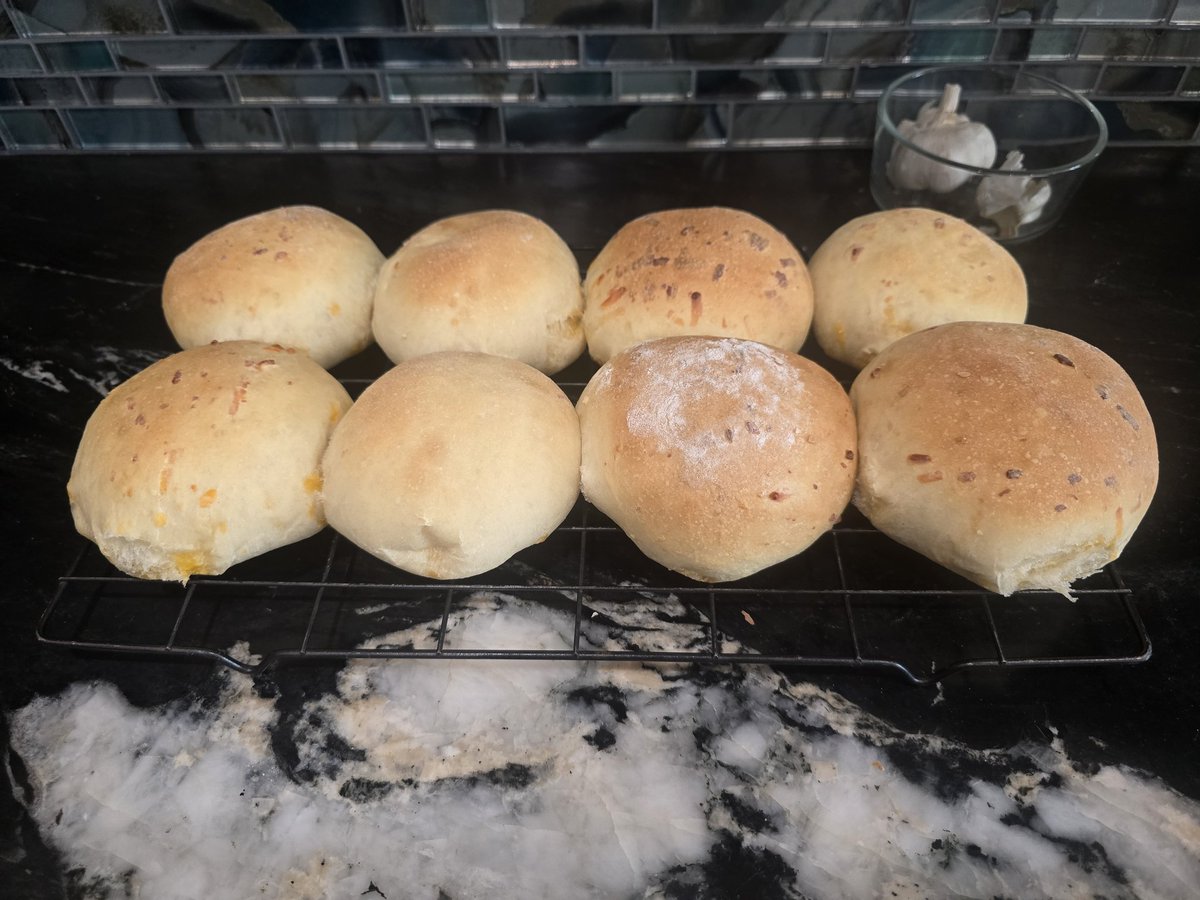 Johnnypatriot26's tweet image. Can you smell that?

Fresh garlic and cheese burger buns. Bigger fluffier and better than ever. 

Thank you @GrootKkw for the roll recipe. #Homemade #bread 

The big one is for me 🤣🫶🤷‍♂️