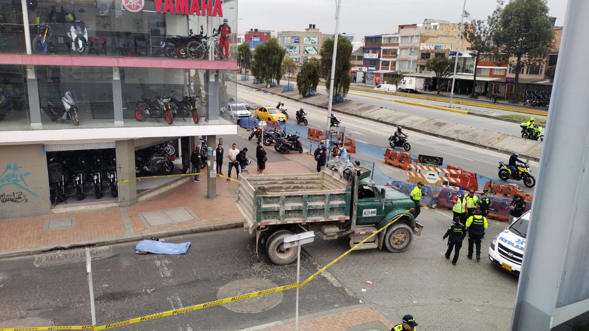 Se registra un grave siniestro vial con víctima fatal en la localidad de Tunjuelito, en la carrera 52A con Autopista Sur. En el hecho estuvieron involucrados una volqueta y un peatón, quien lamentablemente perdió la vida en el lugar.