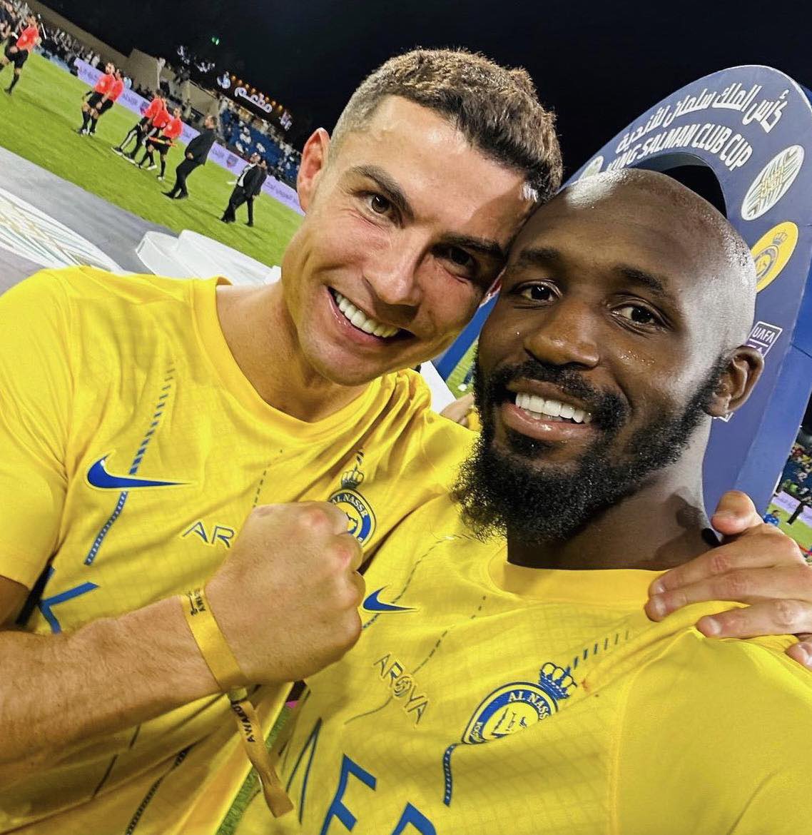 🚨🚨🚨🎙️- سيكو فوفانا ( لاعب النصر السابق ): 

كريستيانو رونالدو شخص محبوب وبسيط جدًا. في المساء، نتكلم عن كل شيء التغذية، الشغل، الحياة بشكل عام. 

تلاقي نفسك تتكلم مع كريستيانو. شي مضحك. غريب أن رونالدو الأسطورة عنده 5 كرات ذهبية، ومع ذلك، لما ما يكون في الجيم، ما يحس براحة.