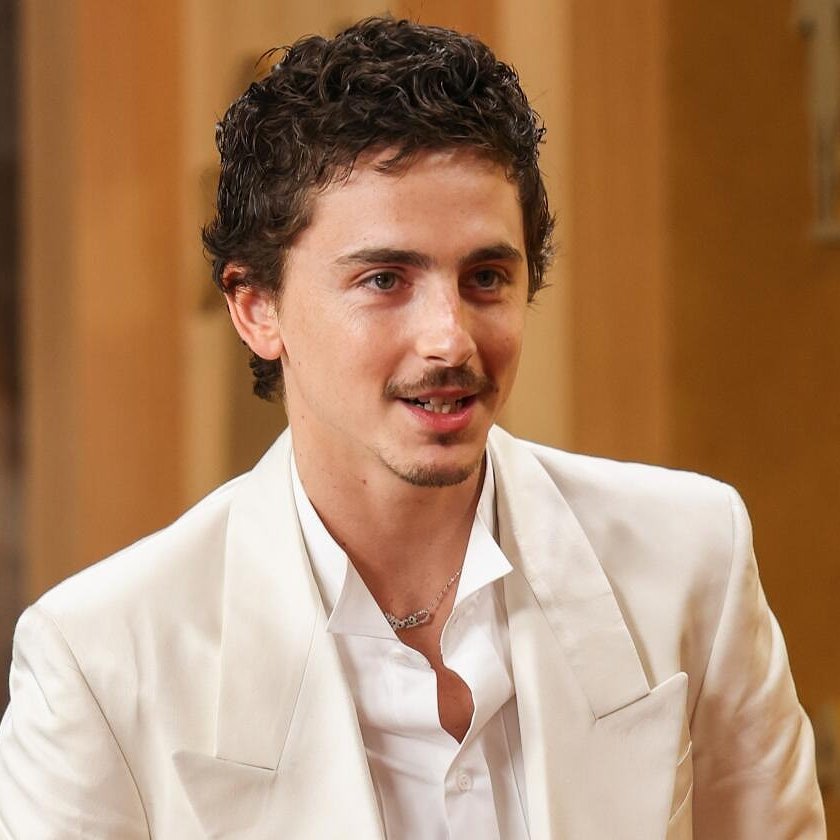 populicc's tweet photo. Oscar Ödülleri boyunca Timothee Chalamet ile dalga geçildi.

• Tören boyunca sürekli onunla dalga geçildi.
• Sunucu hakkında espri yaptı, seyirci alkışladı.
• Ödül kazananlar, konuşmalarında onun aday gösterilip kazanamamasını ti'ye aldı.
• The Sinners şarkı performansı sırasında tam önünde bale yaptı.
• Timothee Chalamet'in poposunun görünümü esas alınarak yapılan protez, sahnede davul gibi kullanıldı.