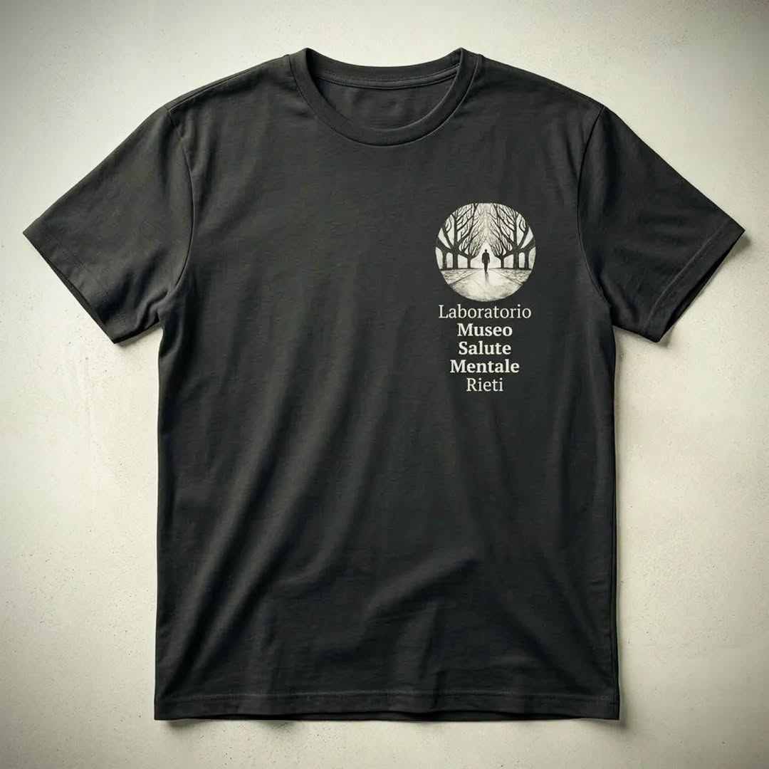 ✔️ Questa t-shirt non è un capo. È una soglia. Parla di fragilità senza vergogna. Di solitudine che non è più isolamento. Di #percorsi difficili che diventano #memoria cultura, consapevolezza. Il Laboratorio <a href="/MuseoRieti/">Museo Salute Mentale Rieti</a> custodisce tutto questo:vite attraversate,cadute, risalite.