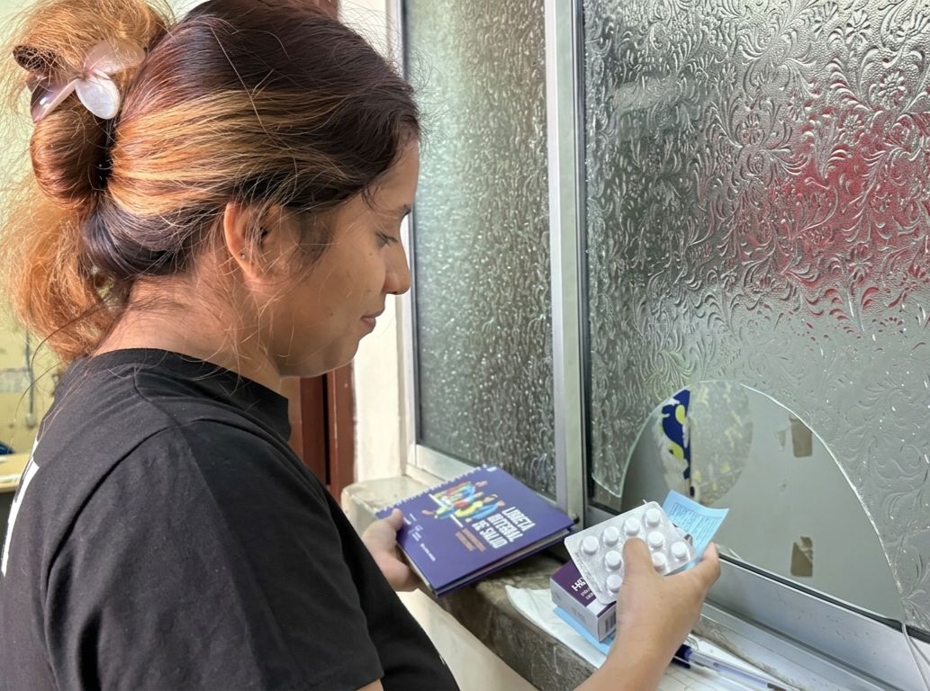 Salud_Guayas's tweet photo. Personal del #Distrito09D04 de @Salud_Ec junto a su directora @patricia_m626 realiza entrega de medicamentos 💊en las unidades de salud.
Fortaleciendo el sistema de salud y brindando atención integral a la comunidad🧑🧑🧒.
#MSPEnTerritorio https://t.co/kQsBNbMo7B