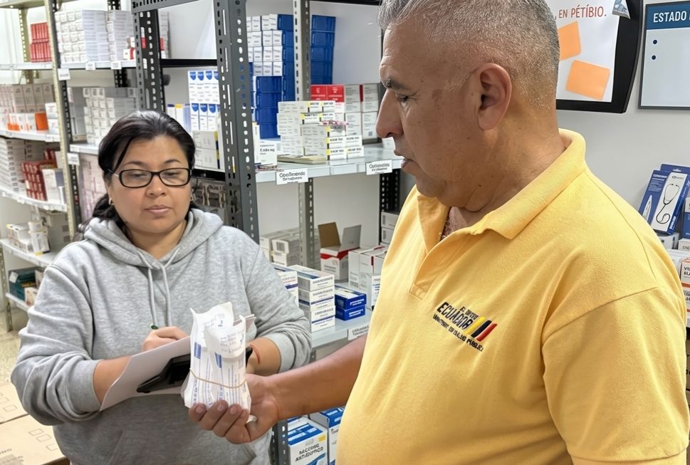 Salud_Guayas's tweet photo. Personal del #Distrito09D04 de @Salud_Ec junto a su directora @patricia_m626 realiza entrega de medicamentos 💊en las unidades de salud.
Fortaleciendo el sistema de salud y brindando atención integral a la comunidad🧑🧑🧒.
#MSPEnTerritorio https://t.co/kQsBNbMo7B