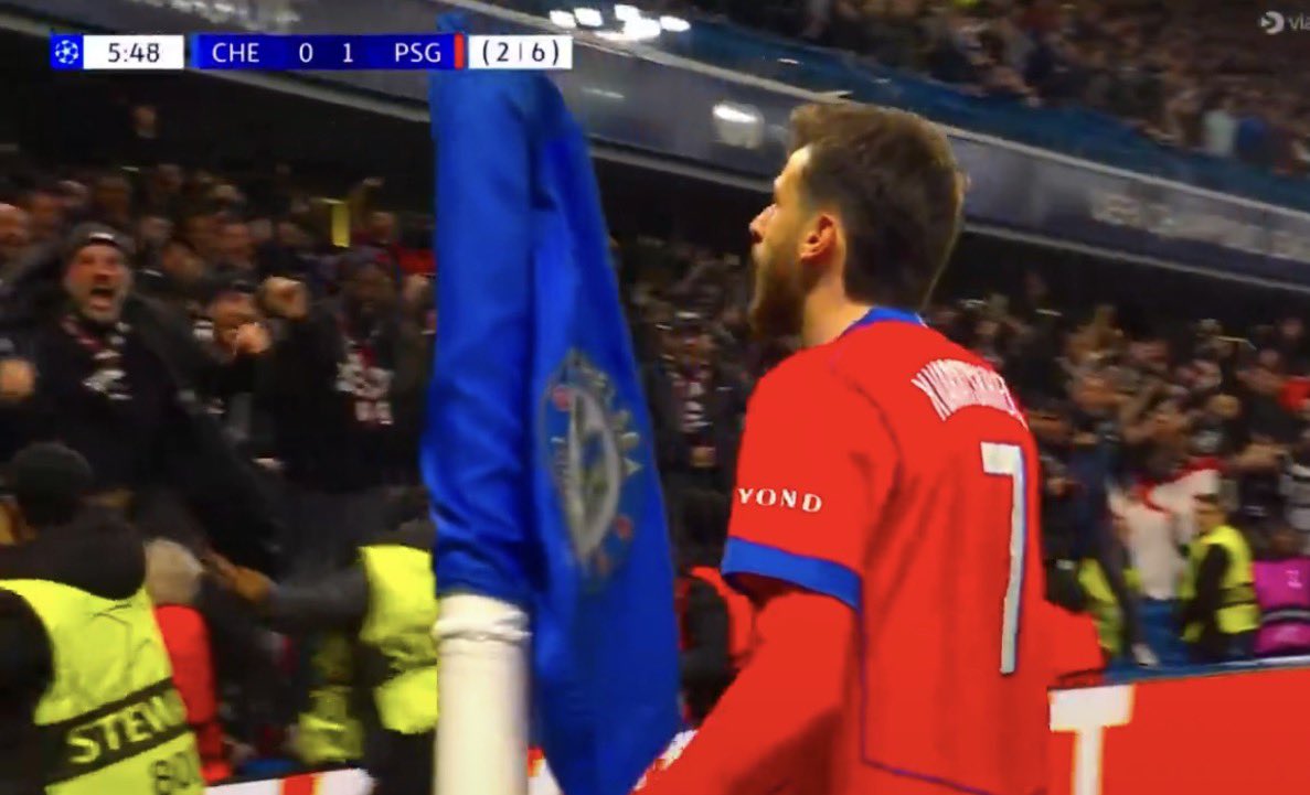 Julien_27LS's tweet photo. LA RAGE DE KVARA DEVANT LES 2000 SUPPORTERS PARISIENS À STAMFORD BRIDGE ❤️💙 https://t.co/r7b0arcsg3