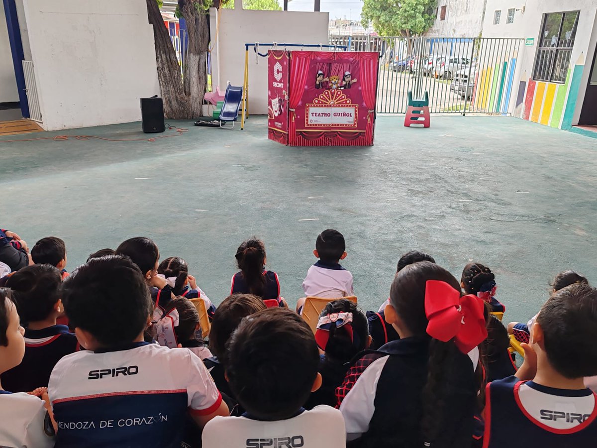 SECONTCampeche's tweet image. Hugo el Jaguar visitó el Instituto Mendoza Preescolar. 

Entre sonrisas y emoción, niñas y niños disfrutaron sus cuentos y aprendieron sobre respeto, honestidad y amistad.
¡Una jornada llena de alegría y aprendizaje! 

#GobiernoDeTodos #ContraloríaSocial