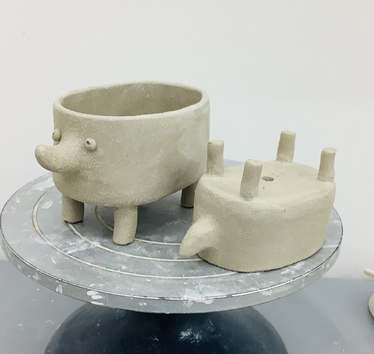 MidoriTakaki's tweet image. I have made hedgehog planters with a different type of clay. And they have straight body walls, which make repotting easy. 
Round hedgehogs are more popular, but you will need a fork to prise compost out at repotting. Now you have a choice. Aesthetics or practicality.🦔
#ceramics