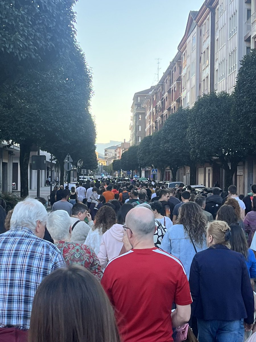 laudioimc's tweet photo. Burujabetza gure  LGS propioa hemen erabakitzeko eta Grebak ez dira kapritxo bat, eskubideak dira eta goizean lantegiak hustu eta lanpostuak utzi baldin baditugu, arratsaldean Herriko plaza eta kaleak bete ditugu. 
Laudioarra izateaz Harro! Langile harrotasuna! Etorkizuna dago! https://t.co/H2gZkLiS4U