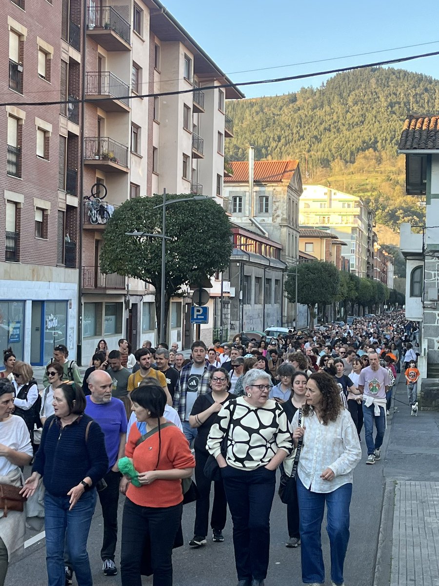 laudioimc's tweet photo. Burujabetza gure  LGS propioa hemen erabakitzeko eta Grebak ez dira kapritxo bat, eskubideak dira eta goizean lantegiak hustu eta lanpostuak utzi baldin baditugu, arratsaldean Herriko plaza eta kaleak bete ditugu. 
Laudioarra izateaz Harro! Langile harrotasuna! Etorkizuna dago! https://t.co/H2gZkLiS4U