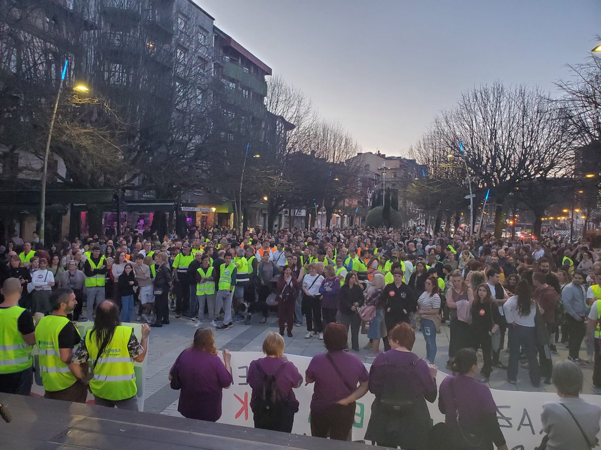 LABoarsobidasoa's tweet photo. Oreretako gaur arratsaldeko manifestazioa historikoa izan da, 3500 pertsonatik gora bildu gara!

Gure eskerrik beroenak Pasaiako eta Lezoko blokeei, gazteei, erresidentziako langileei, Papresako langileei, ...

#M17GrebaOrokorra
#HemenErabaki
#SMIpropio
#MejorarSalarios https://t.co/RuxNRWmdtb