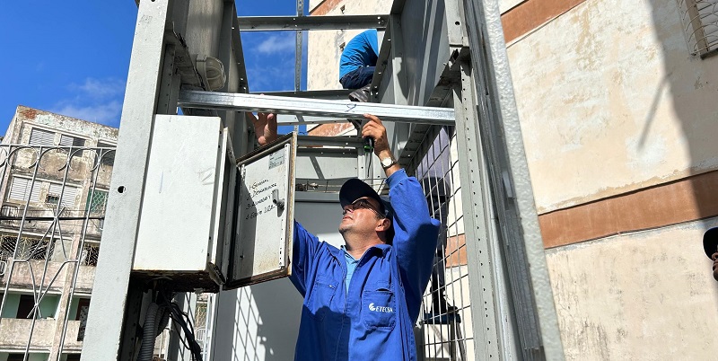 Trabajadores de ETECSA S.Spíritus continúan el montaje de kits de energía  fotovoltaica, como parte del proyecto de instalación de 17 paneles solares durante el mes de marzo para garantizar la  estabilidad del suministro energético en gabinetes y equipos de acceso. #EtecsaConCuba