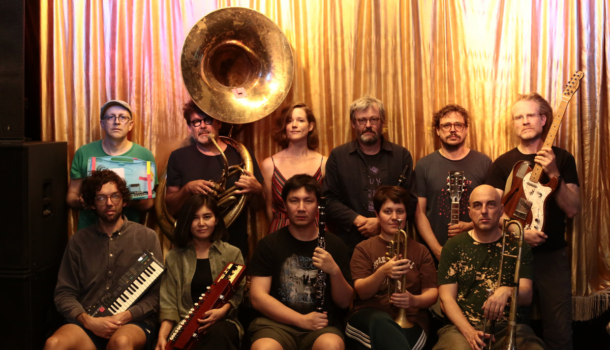 memoriapolaroid's tweet image. "We're too far to see who we used to be"
Una recensione di "News from Planet Zombie", il nuovo e bellissimo album dei The Notwist, appena pubblicato da Morr Music: unblogallaradio.blogspot.com/2026/03/were-t… ❤️

🎸 @thenotwist #TheNotwist #indierock #postpunk #electronic