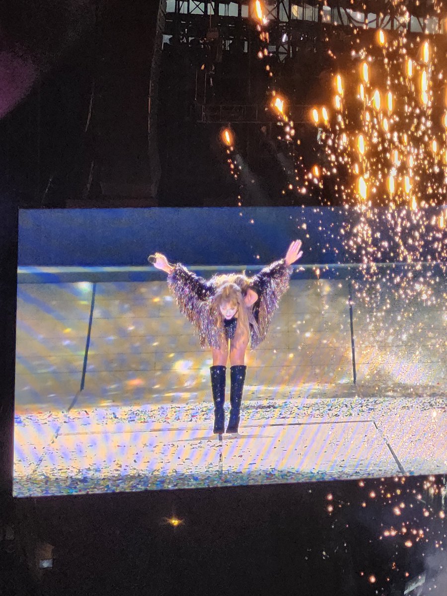 rf82765's tweet photo. @taylornation13 @taylorswift13 One of the best nights of my life 🫶 https://t.co/ZfD1Esx7TH