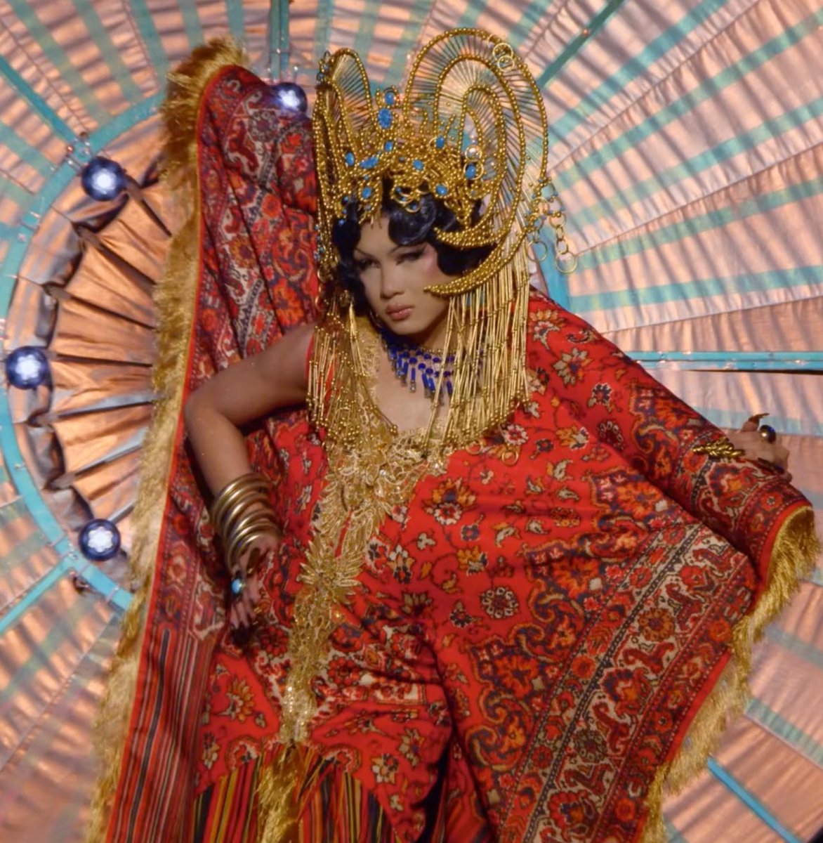 KINA2_2's tweet photo. Gawdland as a traditional carpet is so fierce #DragRaceUK https://t.co/8T0kPYd3Lm