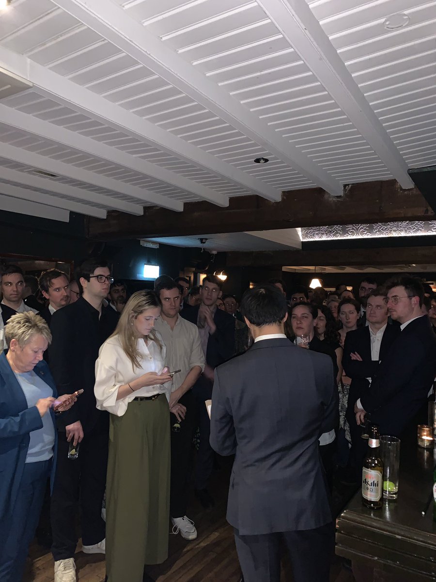 Mainstream tweet media