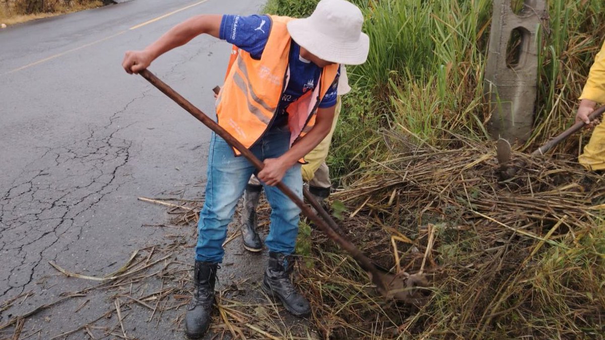 MIT_Ecuador's tweet photo. #Loja | Realizamos mantenimiento en la vía Loja - Malacatos - Vilcabamba (E35), sector El Porvenir, para proteger la estructura de la calzada.

✅ Roza a mano de vegetación y limpieza del sistema de drenaje
🛣️ Vía habilitada
🚧 Respete la señalización preventiva ubicada en la zona.

#ElNuevoEcuador
