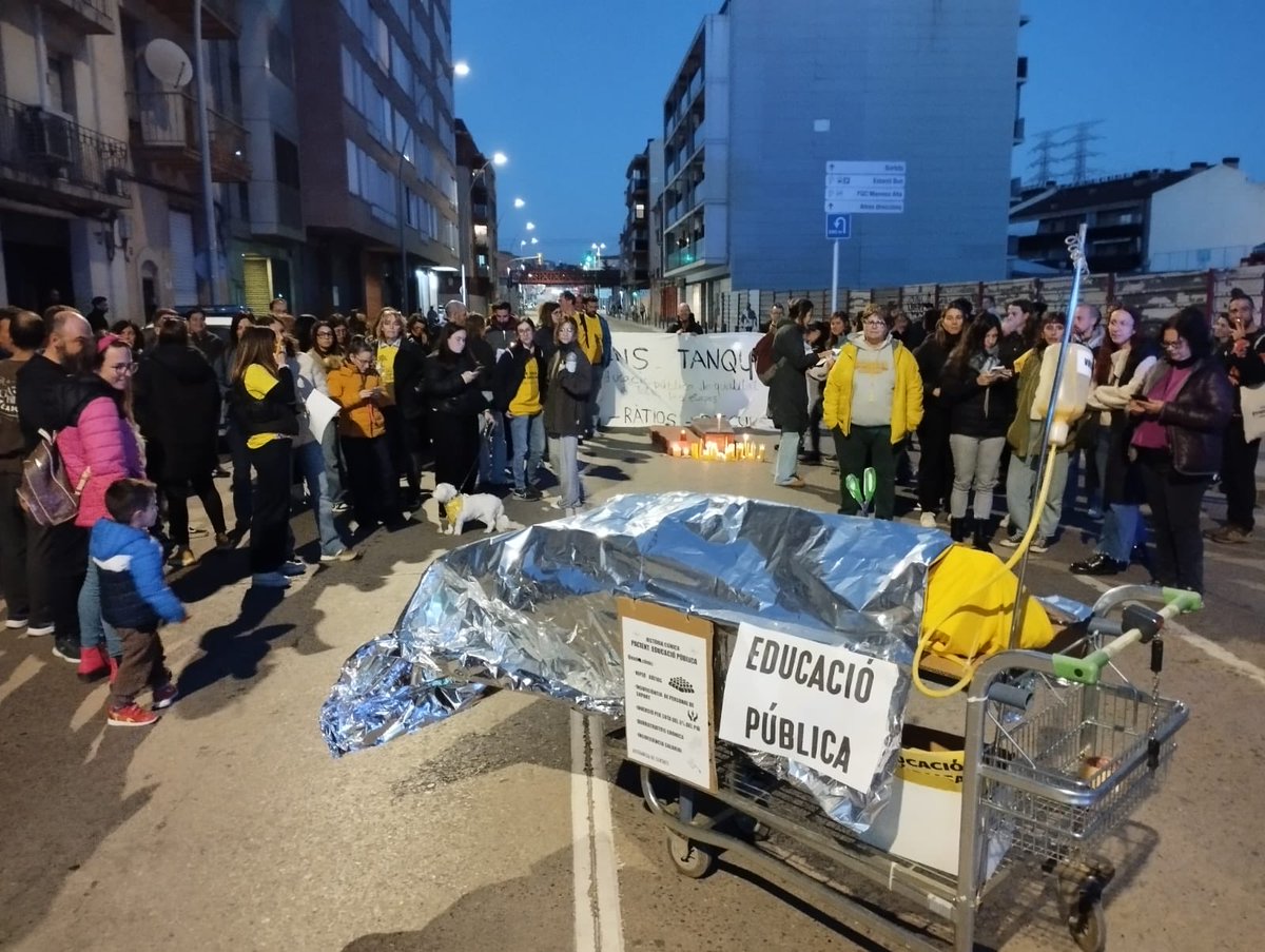 USTECSTEs's tweet photo. Es manté la tancada i concentració als ST de la Catalunya Central! 🔒

🟢 Exigim al Departament que segui a negociar amb la majoria del col•lectiu! 

✊🏻 No ens aturarem! 
Demà vaga a Catalunya Central, Lleida i Alt Pirineu Aran.

#DignitatEducativa
#20MDesbordemBCN https://t.co/PWUOnzG6vW