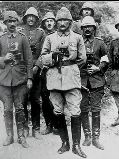 ÇANAKKALE bir süreçtir. Keskin hatlarla deniz, kara diye ayrılamaz. 25 Nisan 1915'ten önce de kara çıkarmaları oldu.  O dönemde Mustafa Kemal Bey iki tümen büyüklüğüne yakın Gelibolu yarımadasının nerede ise tamamına hakim Maydos müfrezesini (19. Tümen + 26 ve 27. Alaylar)