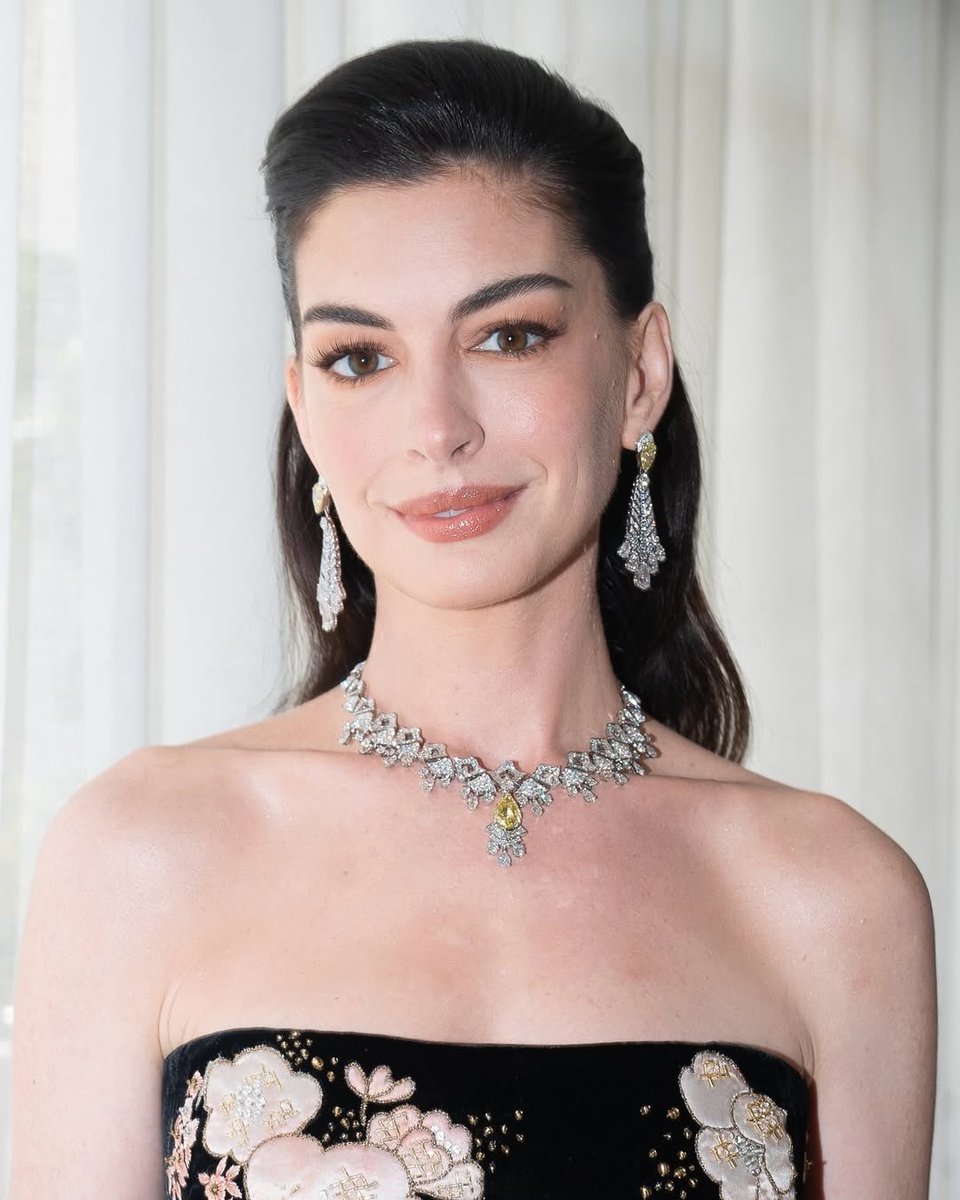 Anne Hathaway tweet media