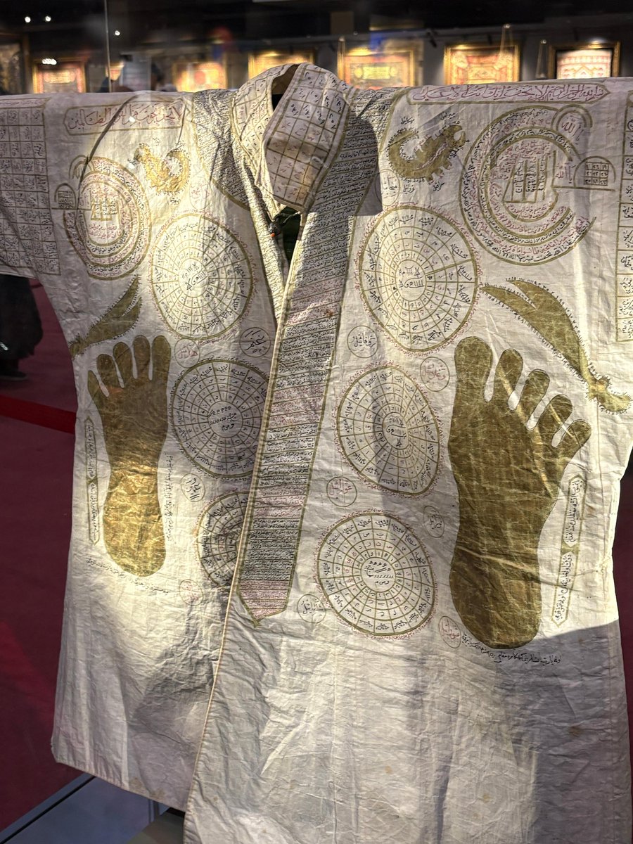 Vaktiyle padişahların doğum saati doğum tarihi yorum yerine ve ana adı/kendi adına göre ebced hesabı yapılarak hazırlanan Tılsımlı Gömlek... İçinde Vefk (sol taraf) ve doğum haritası var. Doğum haritası detayını görüyor musunuz?