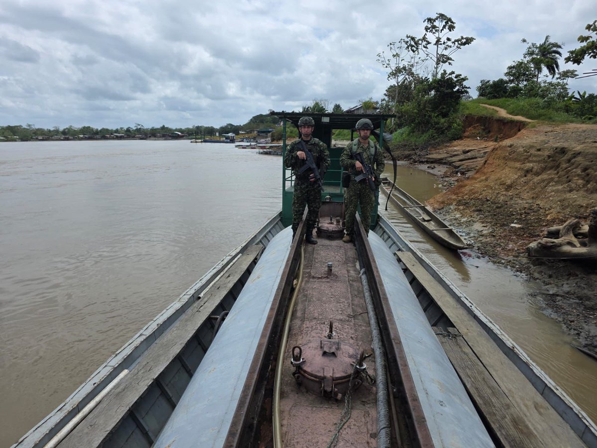 Ejercito_Div7's tweet photo. Sobre el Río Atrato, en el municipio de Bojayá, #Chocó, el Batallón de Selva N.54 Bajo Atrato de la #Brigada15, en conjunto con la @ArmadaNacional, incautó 12.000 galones de gasolina. 

Estos insumos líquidos eran transportados incumpliendo la documentación legal acorde al movimiento de hidrocarburos. 

Posterior al procedimiento, el material fue puesto a disposición de la autoridad competente. 

#PatriaHonorLealtad
#NuestroCompromisoEs🇨🇴
