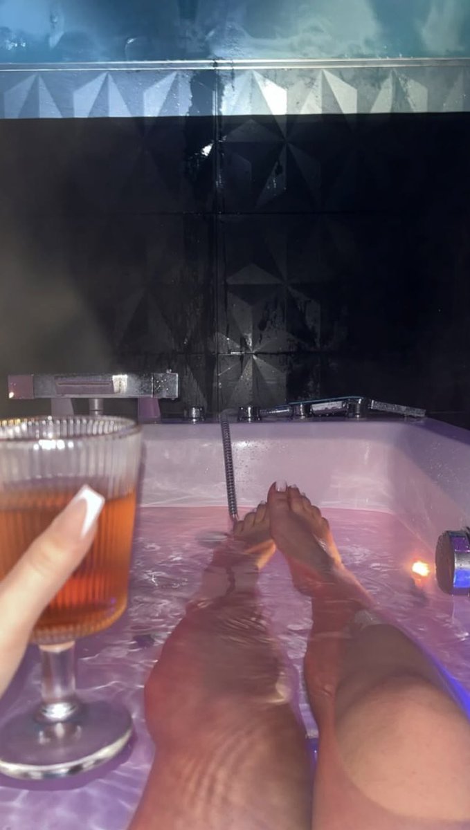 Dm moi pour recevoir ta photo gratuite juste les premièrs