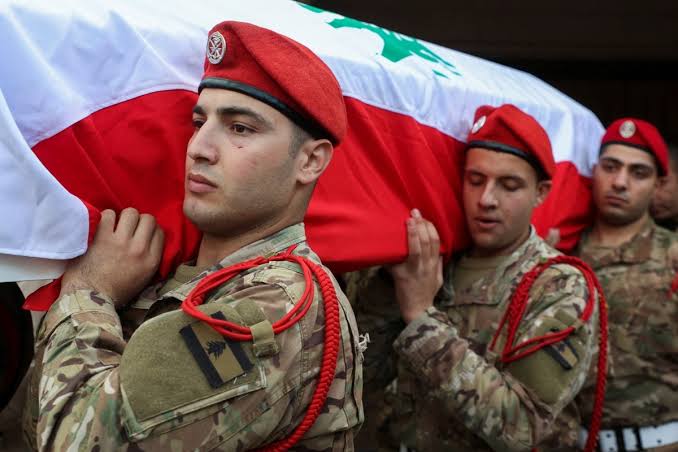 صفحة رئاسة الجمهورية في #لبنان تعدّل خبرًا عن ارتقاء العسكريين في #الجيش_اللبناني اليوم وتحذف جملة "نتيجة غارة إسرائيلية على طريق زبدين"!!

تجهيل القاتل وتبرئة العدو وتحميل #المقاومة المسؤولية آداء رائع لحكومة فيشي...
هم يعلمون في الحكومة الذين خانوا الأمانة أنهم موظفون وسيرحلون