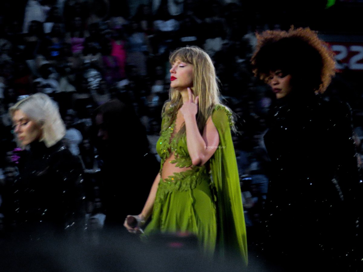 midnightstaylor's tweet image. I‘d do anything to go back 🥺 #TSTheErasTour