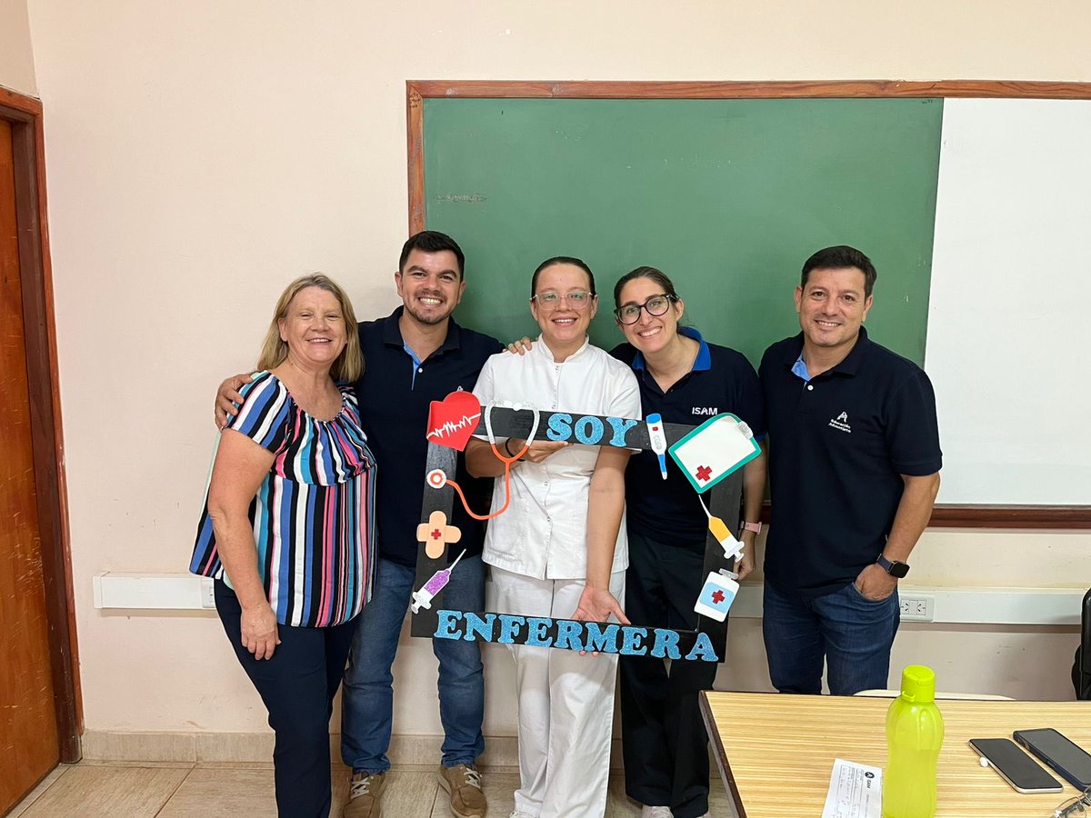 Felicitamos a Cynthia que hoy terminó la carrera de enfermería y oramos para que Dios bendiga su ministerio.