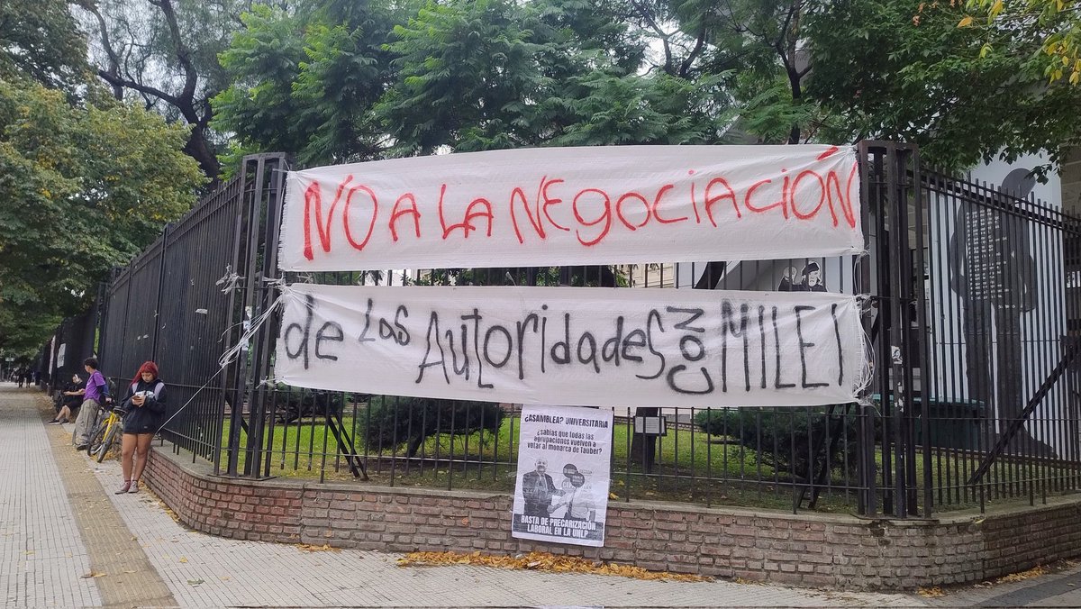 Ahora en el Rectorado de la UNLP. Lo conquistado se defiende, que se aplique ya la ley de financiamiento universitario que logramos en las calles. Estudiantes, docentes y no docentes defendiendo la universidad pública y para derrotar todo el plan de Milei, el FMI y sus cómplices!