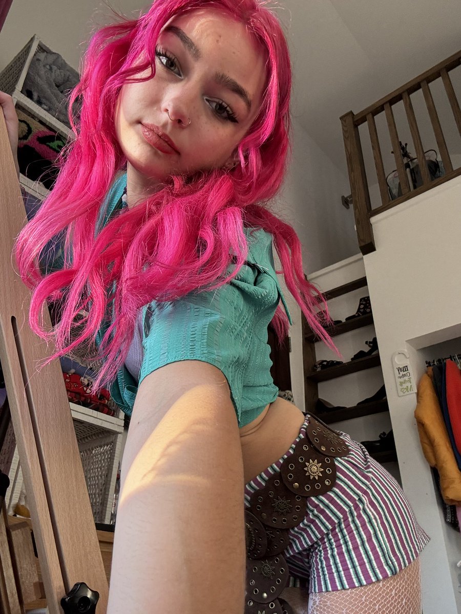 BerrySerene's tweet photo. my hair almost glows 🩷 https://t.co/5qtkfCVWNL