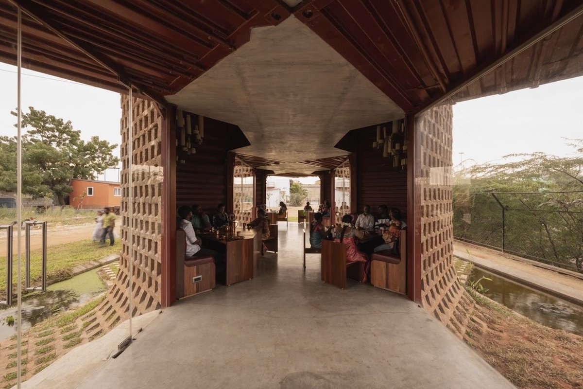 w_emerg's tweet image. In Tuticorin, a historic port city in India, Wallmakers, led by architects Vinu Daniel and Oshin Mariam Varughese, designed the Petti Restaurant on a narrow linear site. 
#Wallmakers #PettiRestaurant #SustainableArchitecture #AdaptiveReuse #LocalMaterials #IndiaArchitecture