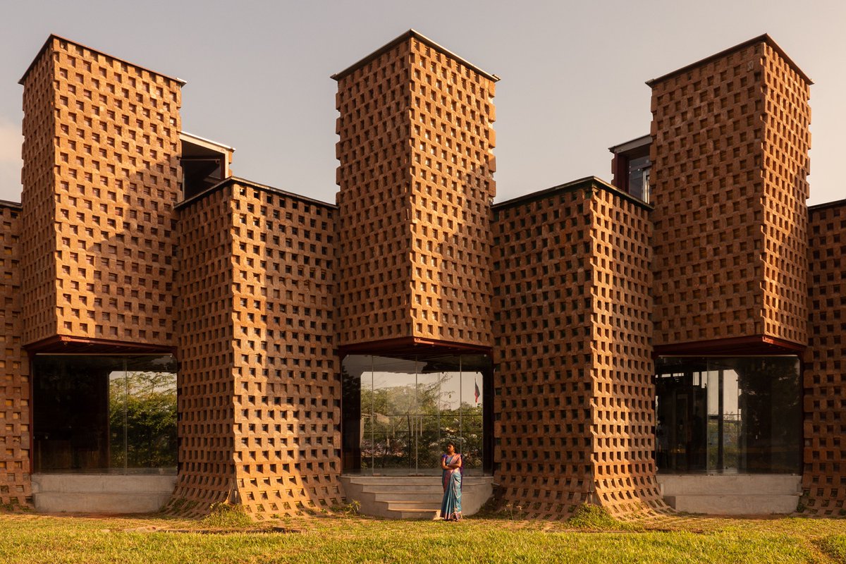 w_emerg's tweet image. In Tuticorin, a historic port city in India, Wallmakers, led by architects Vinu Daniel and Oshin Mariam Varughese, designed the Petti Restaurant on a narrow linear site. 
#Wallmakers #PettiRestaurant #SustainableArchitecture #AdaptiveReuse #LocalMaterials #IndiaArchitecture