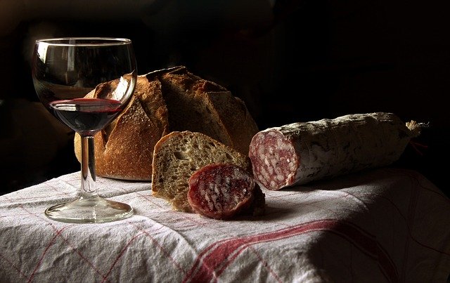Dicono i medici:
"salame e gli alcolici fanno male" 
Allora devono spiegarmi come mai dopo un superpanozzo con salame e 3 bicchieroni di cabernet del Friuli mi sento guarito da tutti i mali.