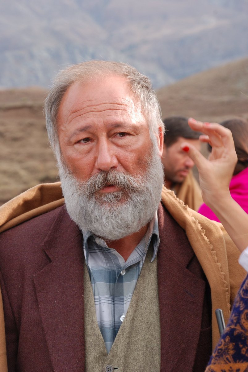 eyupkaanyoksu's tweet photo. Nuri Bilge Ceylan’ın yeni filminin adı “Solgun Güneş” olacak.

Çekimlerin, Haziran 2026 başından Ağustos sonuna kadar Türkiye’de yapılması planlanıyor. Pınar Deniz, Osman Sonat ve Altan Erkekli’nin yer aldığı filmin sinopsisi yayınlandı.

Sabri, Ankara’da tek başına yaşamaktadır. İstanbul’da yaşayan kızı, onu birkaç günlüğüne sahil kenarındaki yazlık evine, küçük oğluyla birlikte vakit geçirmek için davet eder. Yeniden bir araya gelmenin mutluluğunun ardından aralarında gerginlikler baş gösterir ve uzun zamandır bastırılmış kırgınlıklar gün yüzüne çıkar.