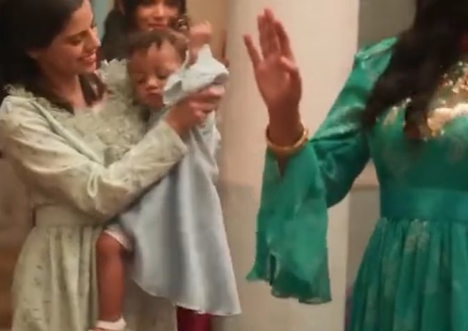 عواشه الوحيدة اللي بتقول
حضرت زواج امي وابوي ❤️ بس مو على بعض الحمدلله