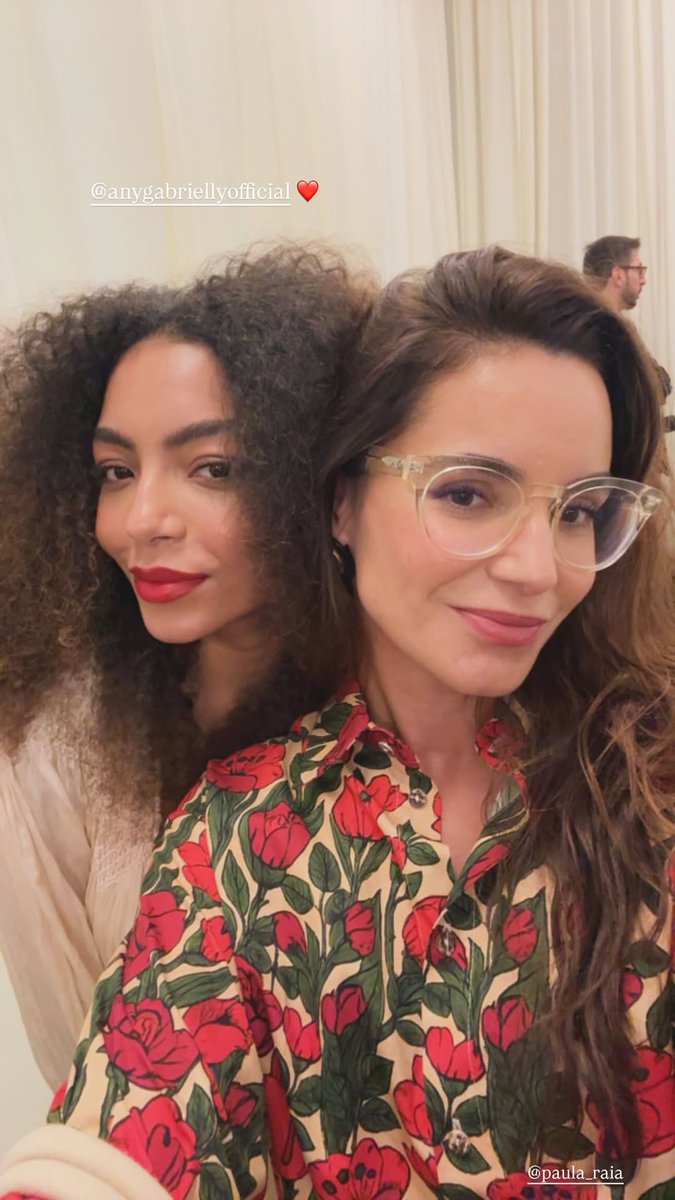 Any Gabrielly ao lado de Renata Vanzetto no desfile da Paula Raia. ☺️

📲| Any Gabrielly via Instagram stories.