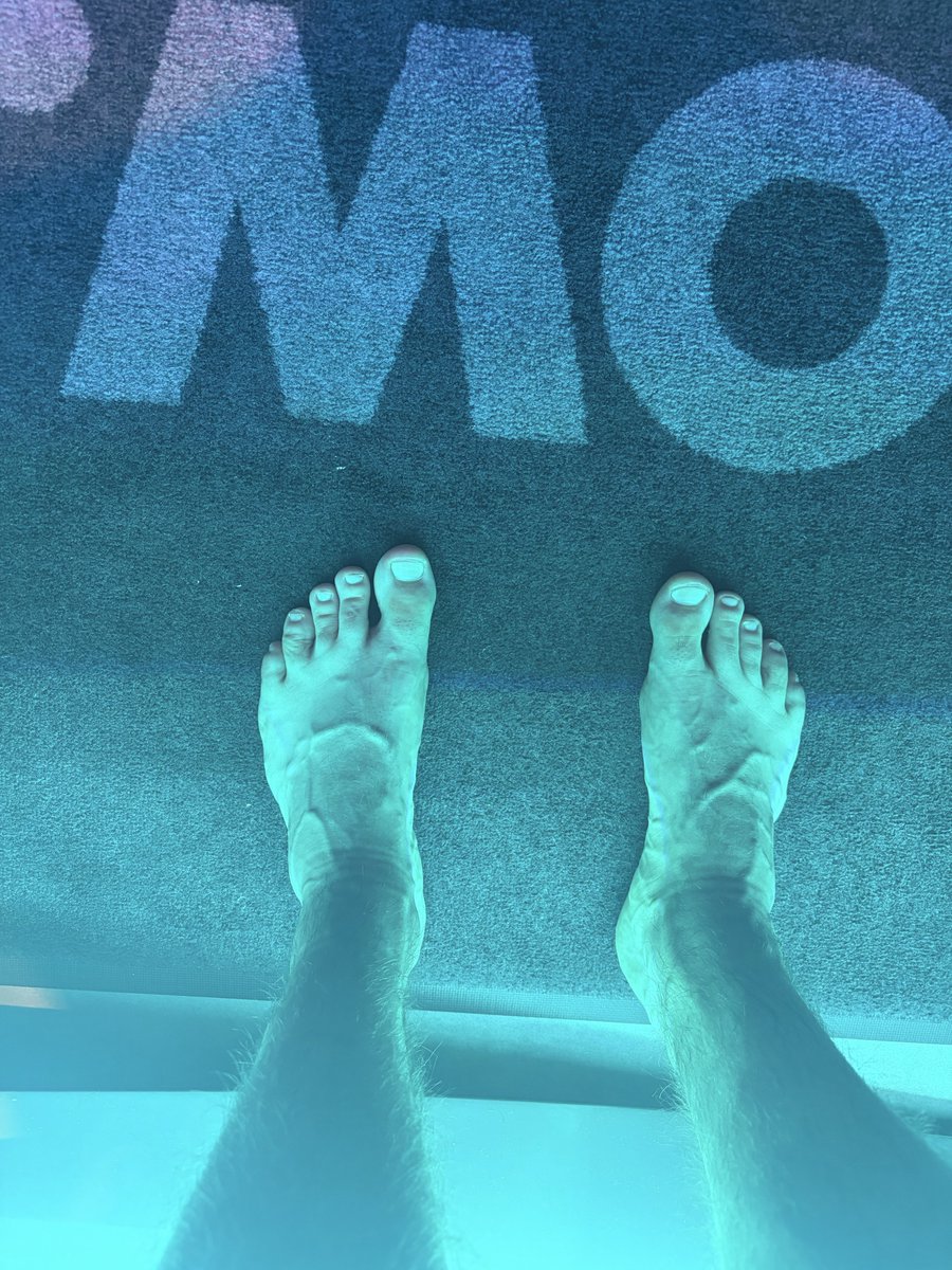 Feetobsessed7's tweet photo. Who’s reimbursing my sunbed 🤑 https://t.co/wNOPQU0sAm