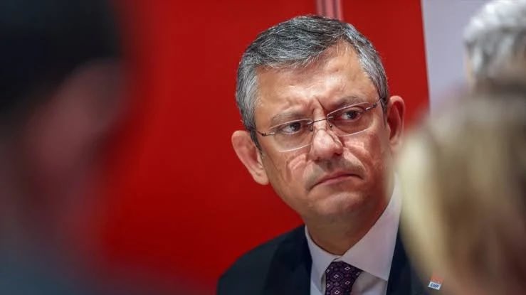 Özgür Özeli'n bu Ülkeye daha fazla zarar vermesine göz yumulamaz. Özellikle etrafımızın yangın yerine döndüğü bir dönemde Özgür Özel'in iç cephede gedik açmasına müsade edilemez. Yargı derhâl gereğini yapmalıdır.