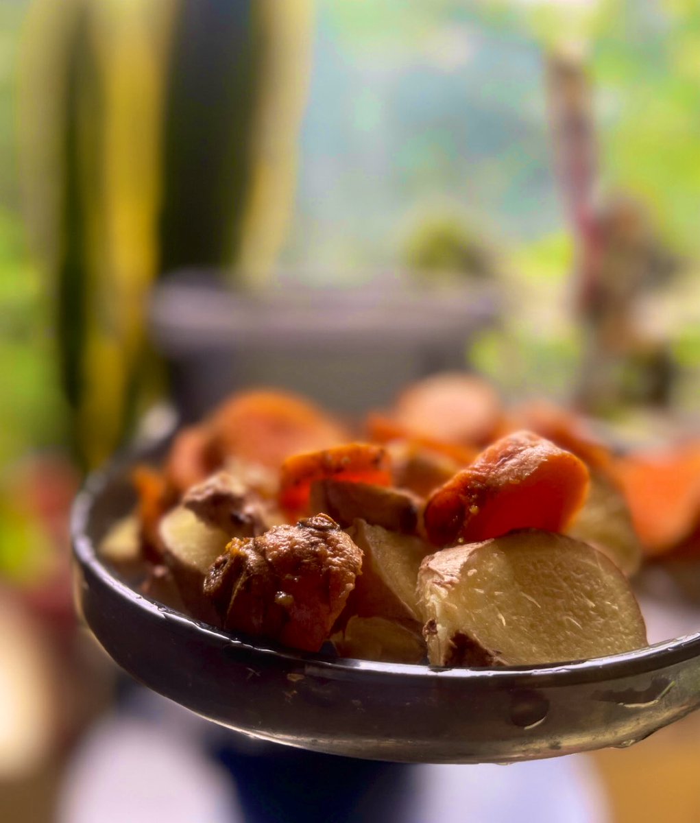ALoveSoSweet_'s tweet image. It’s 1:25pm and I’m making turmeric and ginger shots. #detox #health #juicing