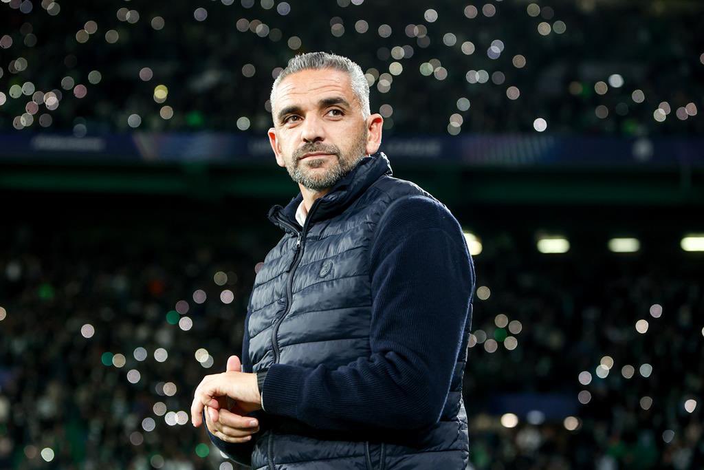Disseram que ele não estava ao nível para treinar o Sporting. 

Agora podem todos fechar a puta da boca.