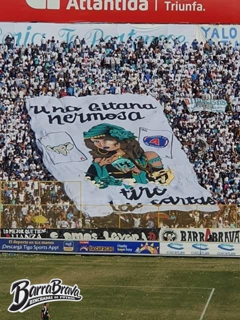 "Una gitana hermosa tiro las cartas"
La Ultra Blanca y Barra Brava 96 - Alianza