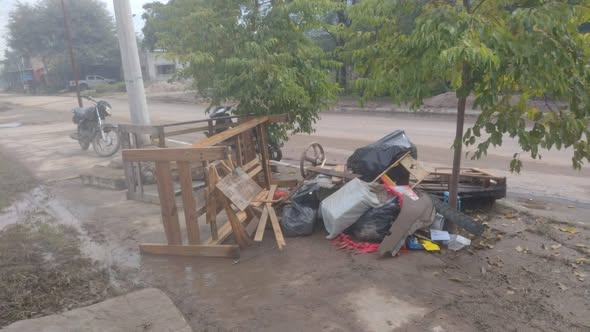 emigbusquet's tweet photo. En la PYME Graneros S.A.  no están muy contentos con la intendente Raquel Graneros.

"Vendió" que el pueblo no se había inundado, pero las imágenes demuestran otra cosa en el Barrio Buenos Aires y Santa Rita. https://t.co/vQPZEeZmyp