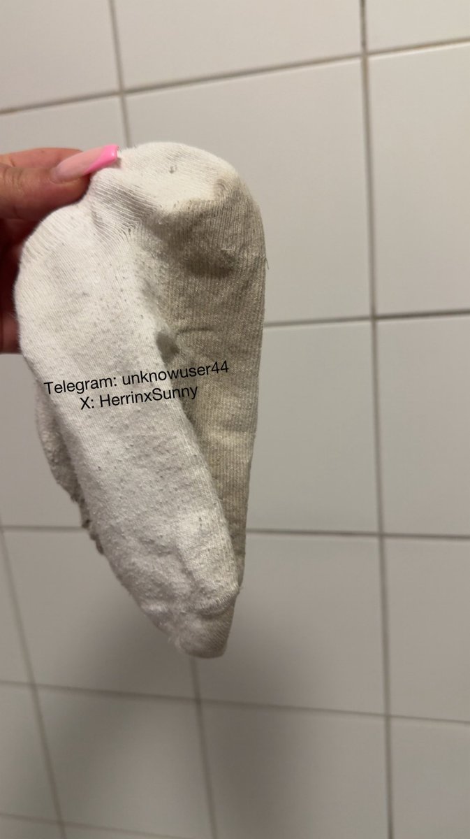 HerrinxSunny's tweet photo. Hör auf so zu tun, als würdest du nicht daran denken, wie sie riechen 😌

Nur wer weiß, wie man sich verhält, bekommt sowas von mir.

Also… willst du nur schauen – oder willst du es wirklich haben? 
#paypig #findomworship #findom #PayPal #zahlsklave #füße #socken https://t.co/kmYxwwHes4
