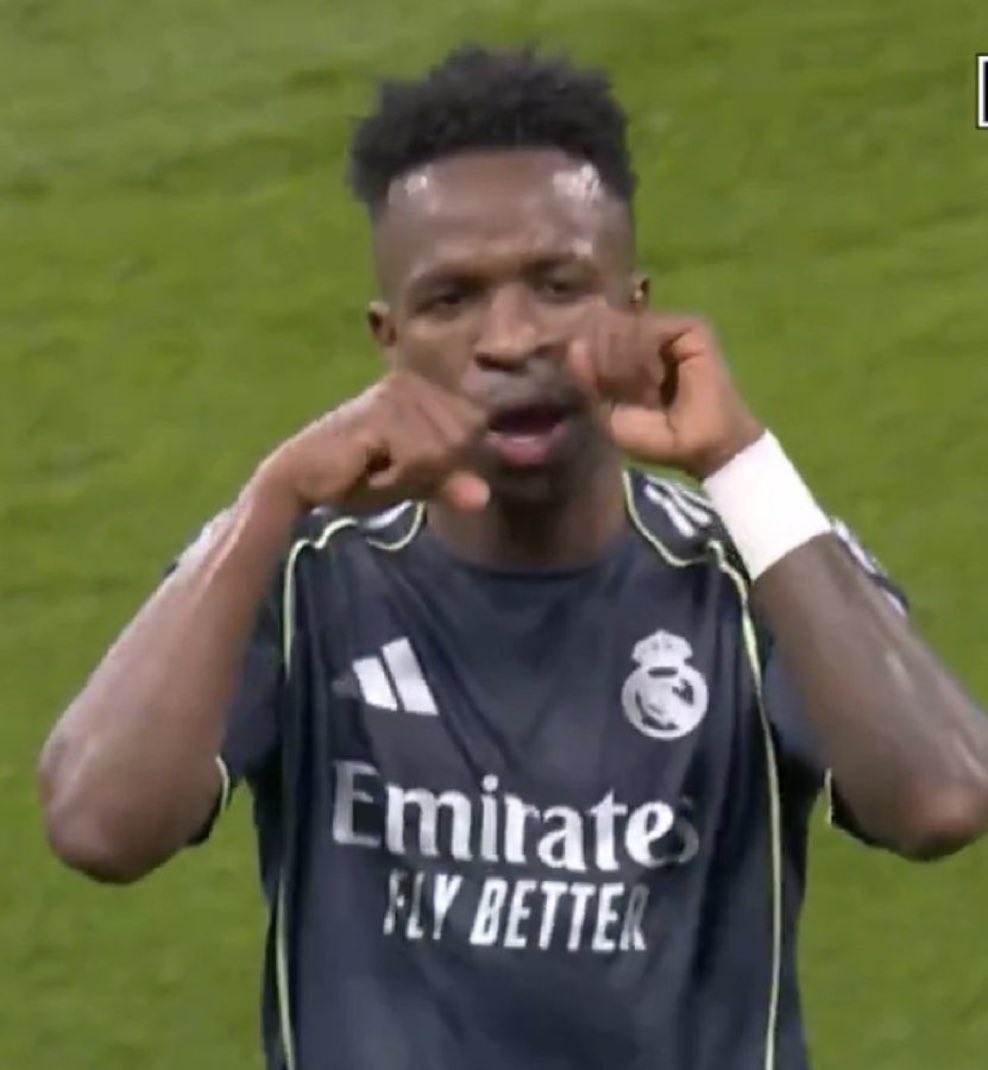 🚨🚨| Vinícius Júnior’s celebration in front of the Manchester City supporters. 😭🇧🇷