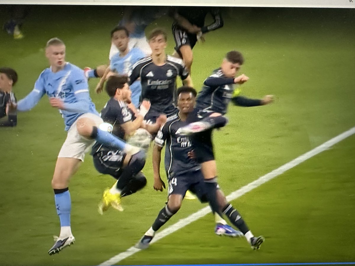 ADNBARCA18's tweet photo. 1️⃣ Penaltito a Cherki que recibe un puntazo en el pie… nada

2️⃣ Mano clarísima después de un córner… nada 

Qué asco ganar siempre así https://t.co/wK4aQK1sQE
