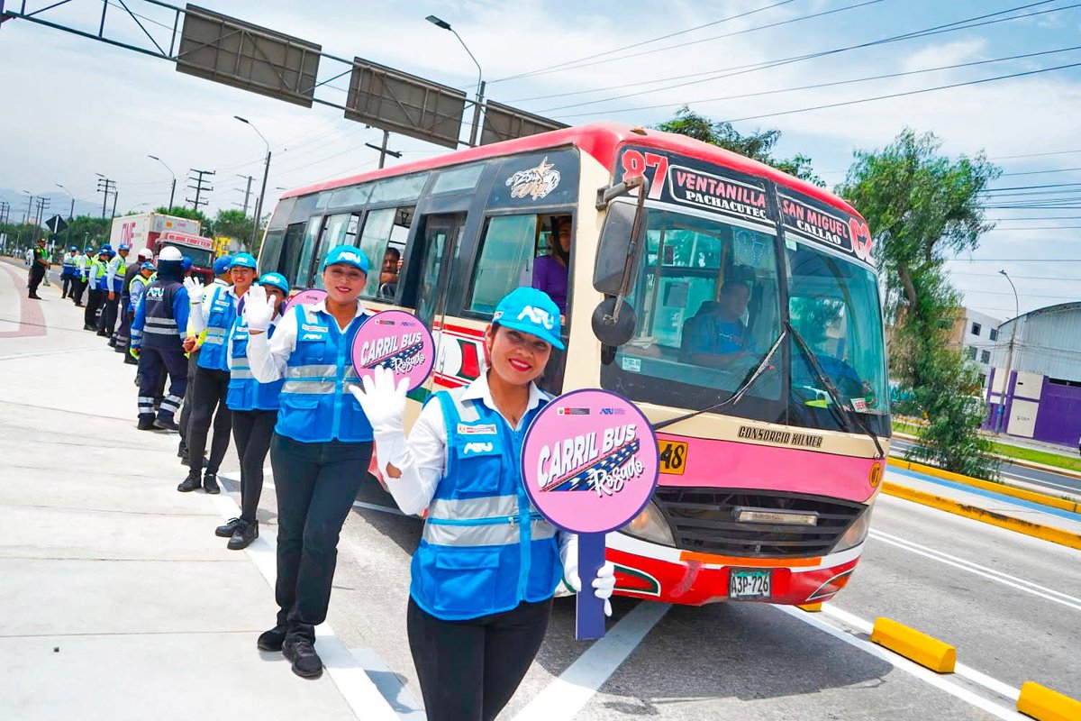 hector_rms's tweet photo. Hoy, en el Callao, la #ATU presentó el Carril Bus Rosado, y sí: uno de ellos es un bus de la 87 con una franja rosada. https://t.co/u1CXsZn6xz