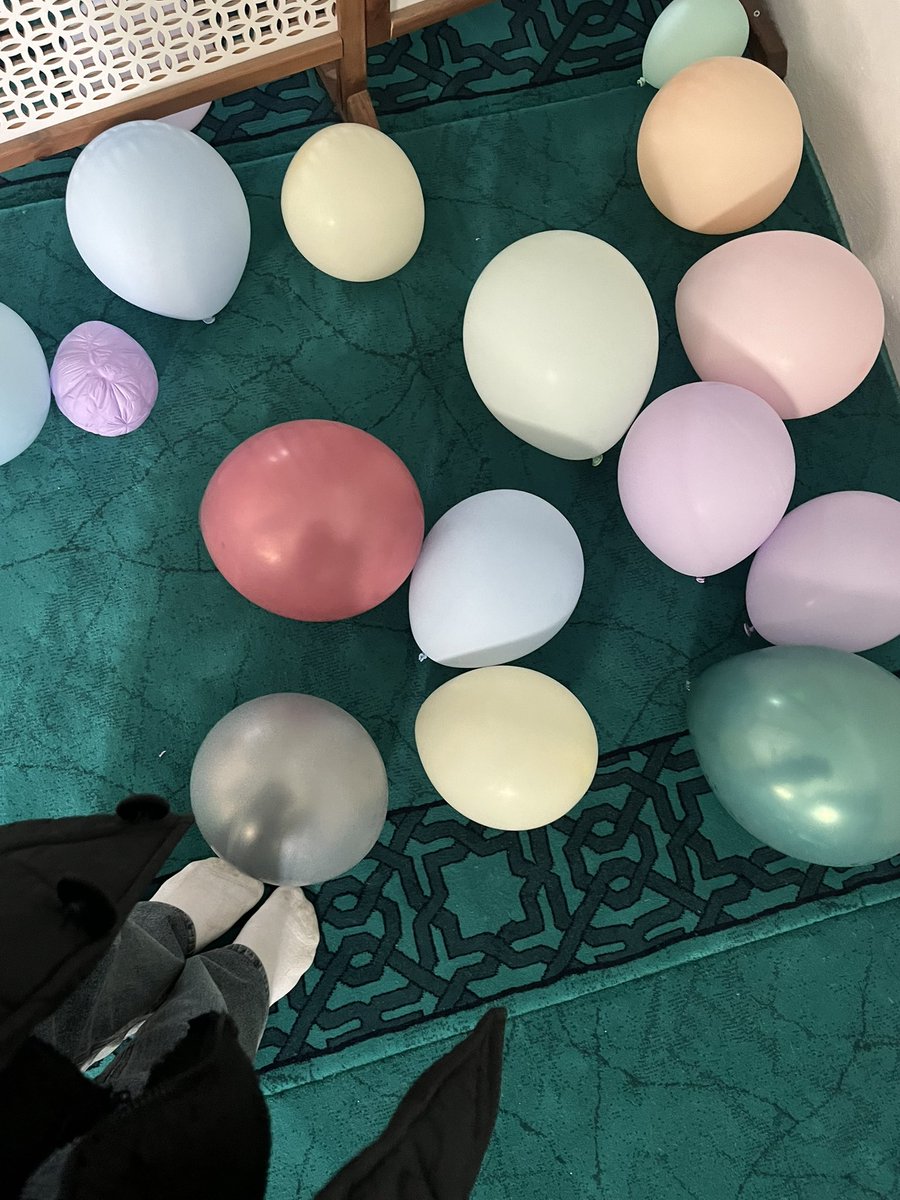 Davutpaşa mescidine her geldiğimde fıtı fıtı oynuyorum bu balonlarla 🎈İftarlardan kalan her gördüğümde iftar anlarına beni götüren baloncuklar (Ve evet balona da anlam yüklüyoruz ne olmuş yani🥹)