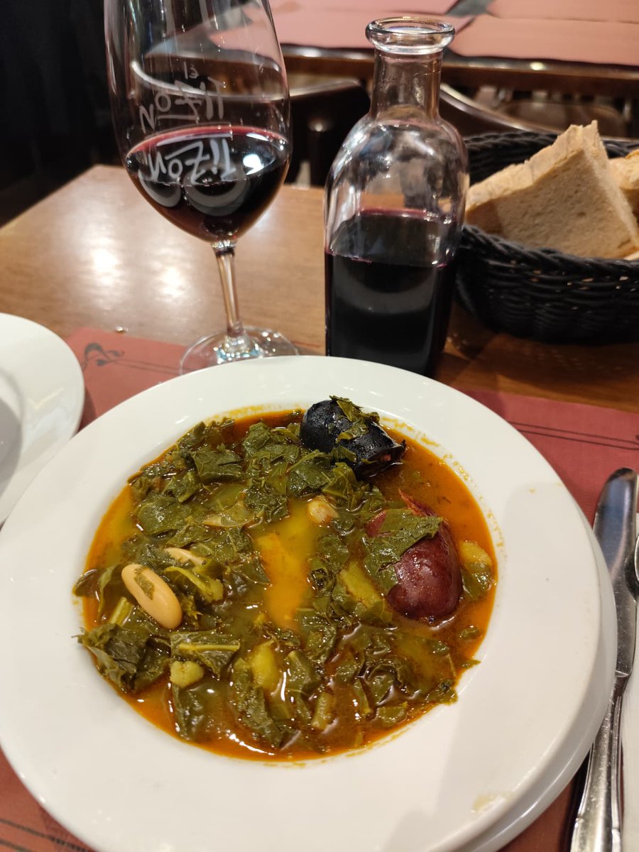 PAsturianu's tweet photo. POTE en El Tizón (Oviedo/Uviéu)
Está claro que es un #TOPote que está como ha estado siempre: muchísimas berzas, un compango espectacular y un caldo de los que resucitan.
Esta vez era de menú y la mismísima calidad y abundancia que el de la carta. https://t.co/tk4DkH30R0