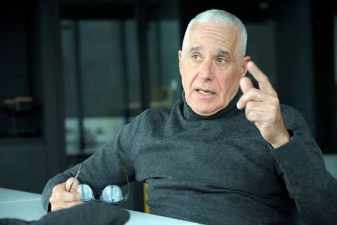 Pasando por “evitar el robo del siglo” a la captura de Marset  sin escalas y sin todavía estar listo el pomposo “plan estratégico” de seguridad.
Mucha Netflix, muchas intenciones de deseos, teorías insulsas, mucho circo pero con cero resultados.
Sobra soberbia… falta humildad…
